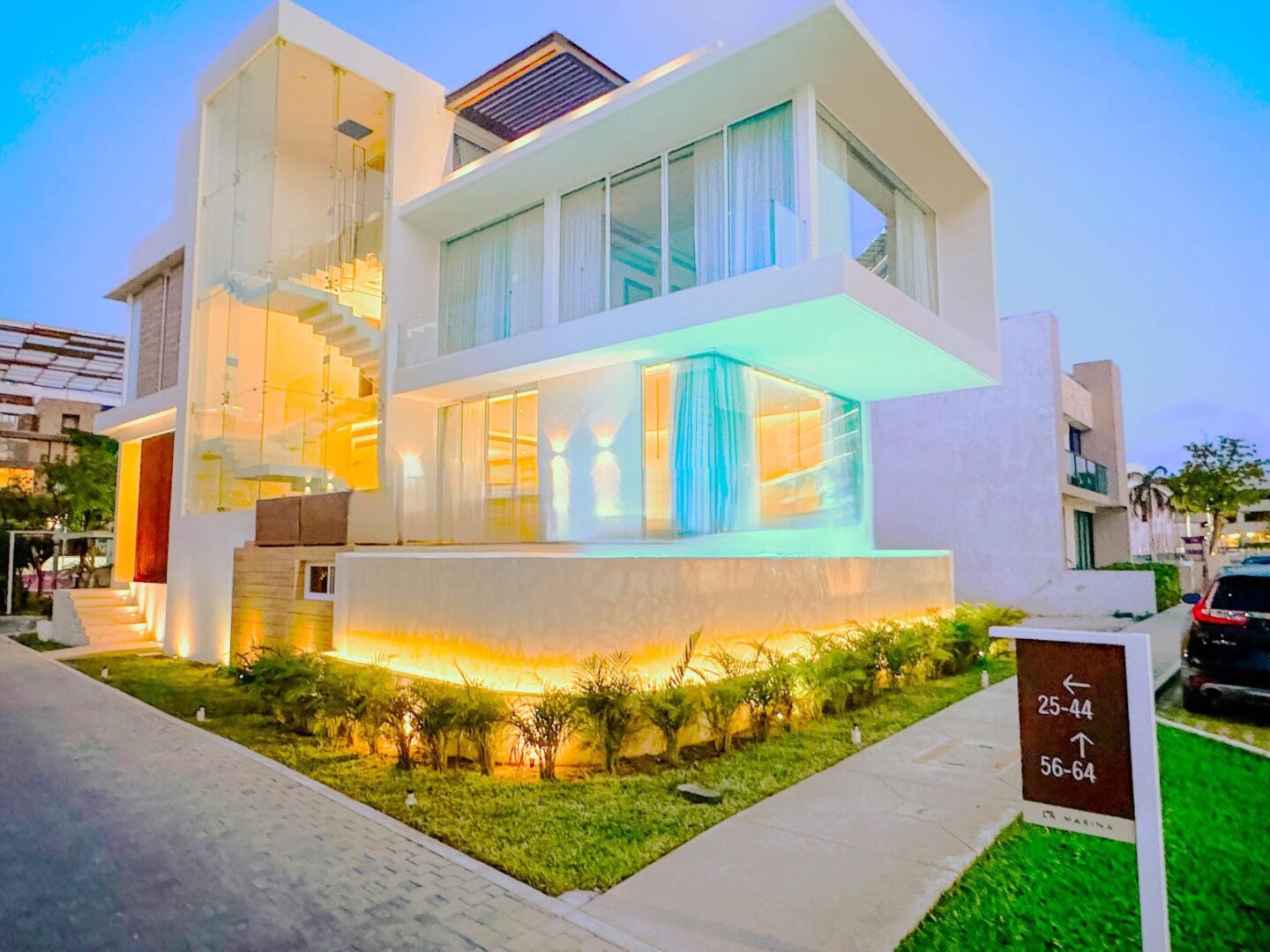 Espectacular Residencia: Vistas Impresionantes a la Marina en Comunidad Exclusiva